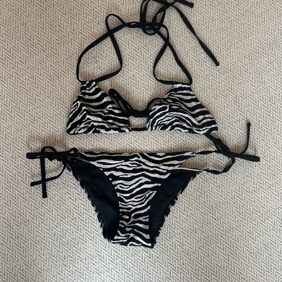 solid and striped bikini - Picture 3 of 4